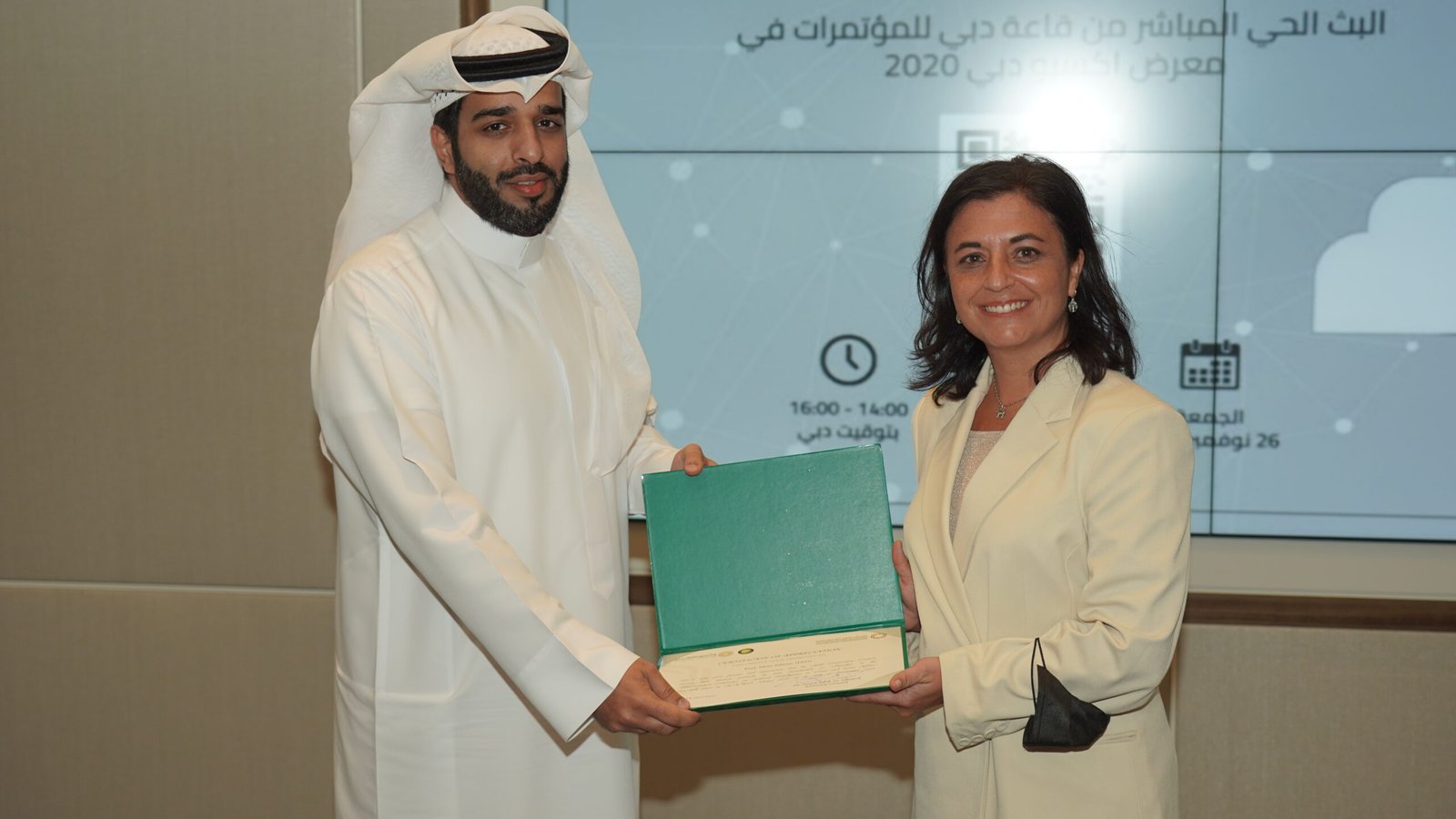 Foto de Idoia con árabe sosteniendo gran libro