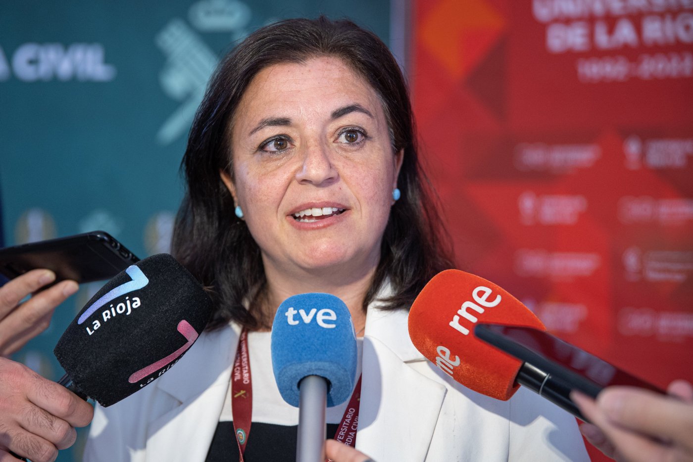 LOGROÑO (LA RIOJA) 15/06/2023.- La presidenta y fundadora del Observatorio del Impacto Social y Ético de la Inteligencia Artificial (Odisea), Idoia Salazar, en declaraciones a los medios, antes de intervenir este jueves en el curso de verano que organiza la Guardia Civil en la Universidad de La Rioja, sobre seguridad e Inteligencia Artificial.-EFE/Raquel Manzanares